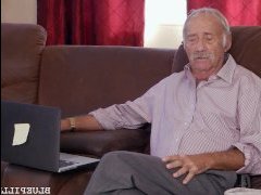 смотреть порно видео старик домогается